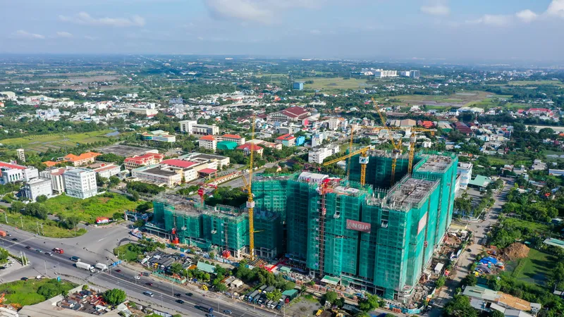 Một dự án căn hộ đang được thi công tại khu Tây TPHCM