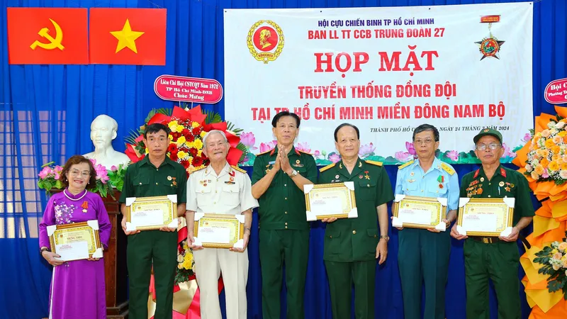 Trao tặng Kỷ niệm chương cho các Cựu chiến binh Trung đoàn 27 Anh hùng