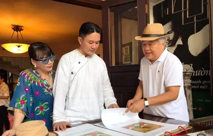 Gia đình cố nhạc sĩ Trịnh Công Sơn bên những tài liệu và bút tích của ông. Ảnh: Gia đình cung cấp