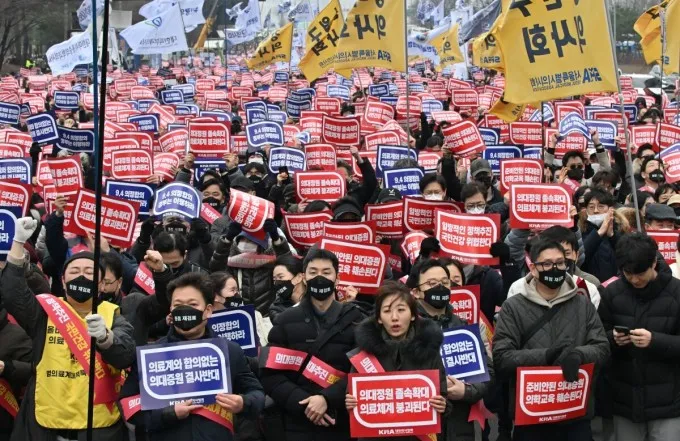 Bác sĩ Hàn Quốc biểu tình tại Seoul ngày 3-3