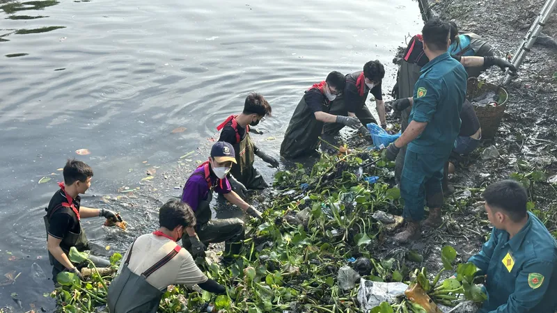 Các bạn trẻ làm sạch rạch Xuyên Tâm (quận Bình Thạnh, TPHCM) trong Ngày Chủ nhật xanh lần thứ 152