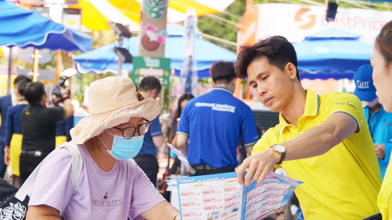 Người dân tìm hiểu các tour du lịch trong khuôn khổ Ngày hội Du lịch TPHCM đang diễn ra ở Công viên 23 tháng 9. Ảnh: HÂN GIA