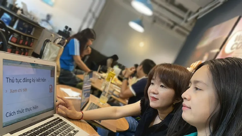 Người dân tìm hiểu thủ tục đăng ký kết hôn, xác nhận tình trạng hôn nhân trực tuyến. Ảnh: THÀNH CHUNG