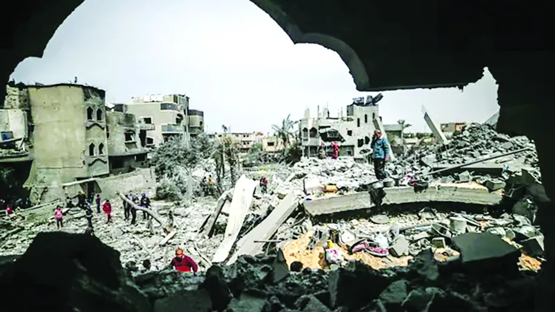 Người dân Palestine tìm người mất tích sau vụ không kích của Israel vào trại tị nạn al-Maghazi, phía Nam Dải Gaza. Ảnh: EPA