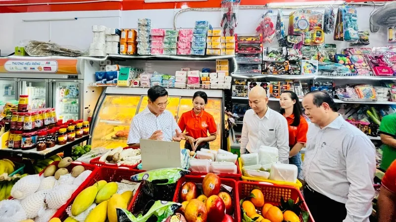 Phó Chủ tịch UBND TPHCM Nguyễn Văn Dũng cùng đoàn khảo sát tham quan mô hình kinh doanh tại cửa hàng Huyền Anh (Chung cư Picity, quận 12) chiều 12-4