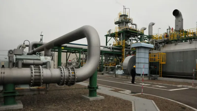 Một đường ống vận chuyển carbon dioxide đến thiết bị loại bỏ tại địa điểm thử nghiệm thu hồi và lưu trữ carbon Tomakomai (CCS) ở Tomakomai, quận Hokkaido, Nhật Bản ngày 22 tháng 3 năm 2018. Ảnh Reuters 