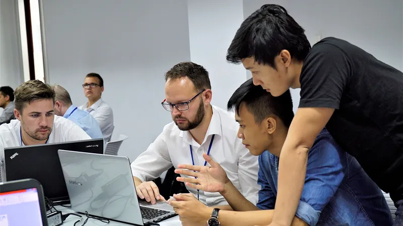 Sinh viên ngành CNTT Trường ĐH Tôn Đức Thắng trong giờ học thực hành với sinh viên nước ngoài 