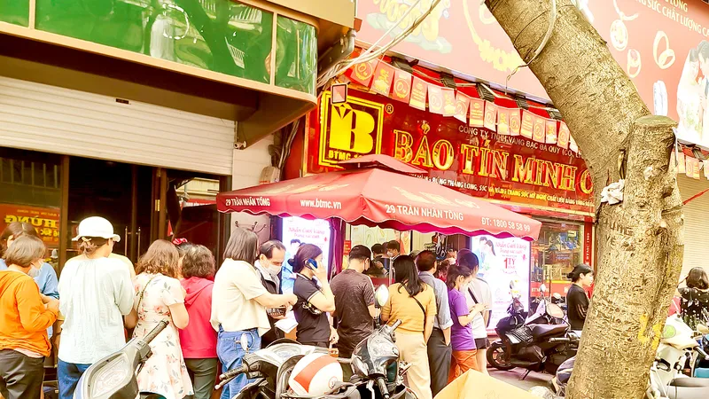 Sáng 12-4, người mua bán vàng phải xếp hàng dài ở phố Trần Nhân Tông, Hà Nội