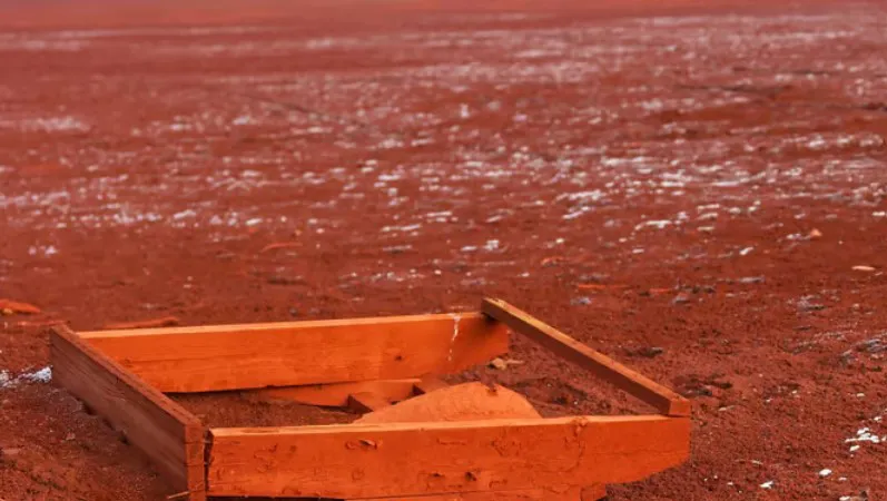 Bùn đỏ (cặn bauxite) tràn ra ngoài gây ô nhiễm môi trường. Ảnh: New Atlas