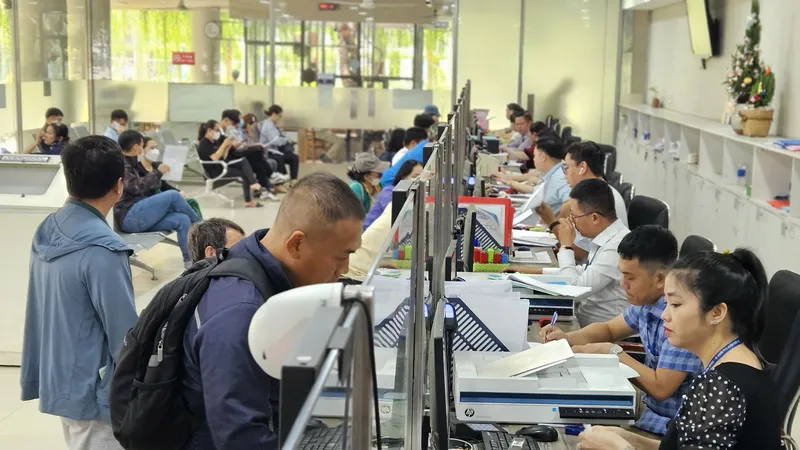 Công chức bộ phận một cửa UBND quận 12, TPHCM giải quyết thủ tục hành chính cho người dân