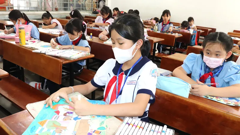 Học sinh tham gia cuộc thi vẽ tranh “Nước và sự sống”