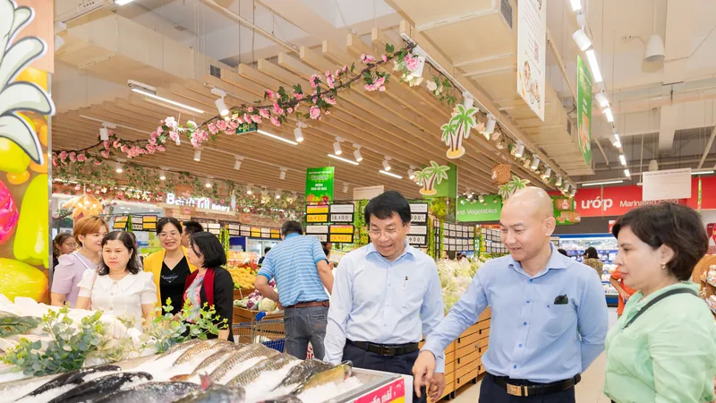 Lãnh đạo Sở Công thương TPHCM và Saigon Co.op kiểm tra chất lượng hàng hóa tại hệ thống siêu thị Co.opmart