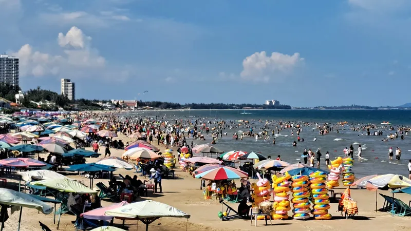 Du khách tắm biển Vũng Tàu