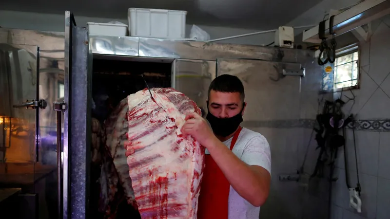 Anh Pablo Alberto Monzon chuẩn bị thịt bò tại cửa hàng ở ngoại ô thủ đô Buenos Aires, Argentina. Ảnh: REUTERS
