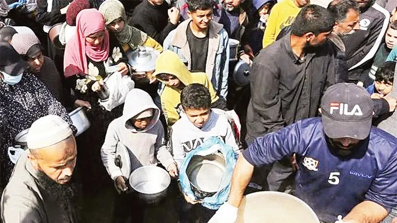  Người dân Gaza nhận hàng cứu trợ nhân đạo. Ảnh: UN NEWS