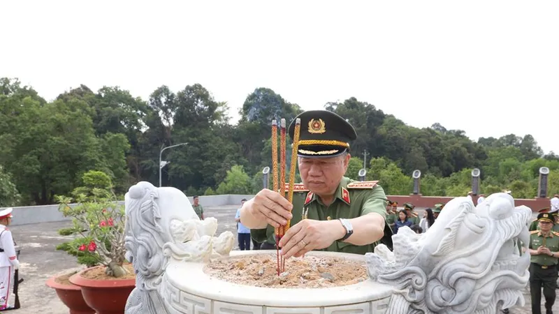 Bộ trưởng Tô Lâm cùng Đoàn công tác của Bộ Công an và lãnh đạo tỉnh Tây Ninh dâng hương tại Bia Chiến thắng tại Khu di tích lịch sử, văn hóa Ban An ninh Trung ương Cục miền Nam