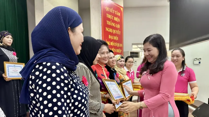 Biểu dương 49 điển hình “Gương sáng phụ nữ dân tộc”