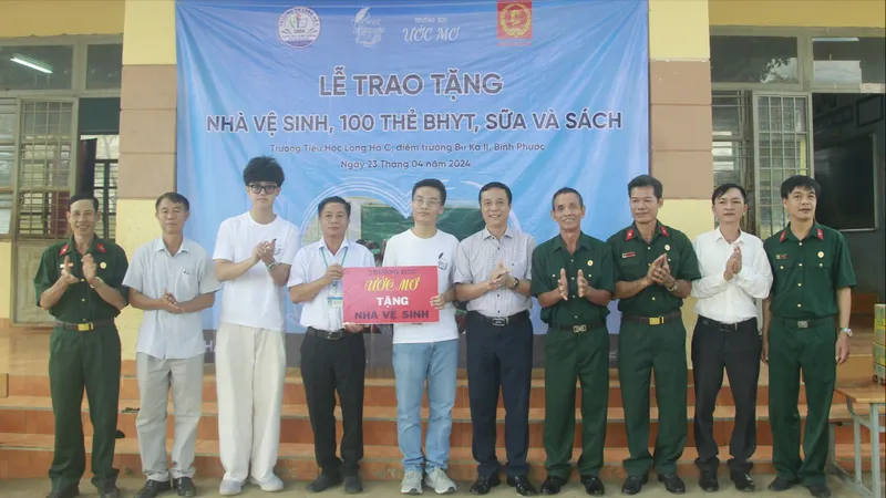 Trao tặng nhà vệ sinh, sữa và sách cho điểm trường Bù Ka II (Bình Phước)