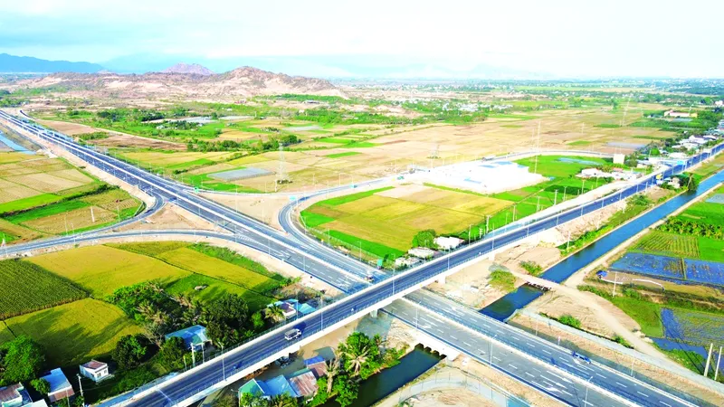 tại nút giao Du Long. Ảnh: NGUYỄN TIẾN