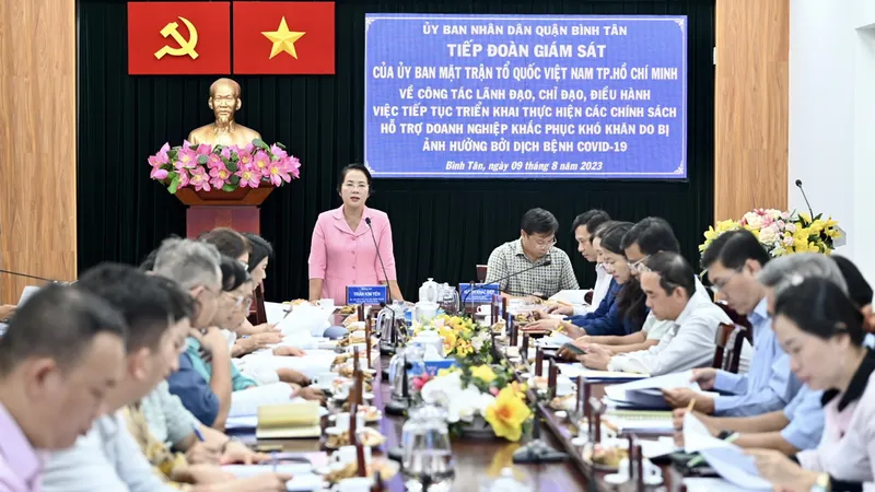 Chủ tịch Ủy ban MTTQ Việt Nam TPHCM Trần Kim Yến giám sát về việc triển khai các chính sách hỗ trợ doanh nghiệp khắc phục khó khăn do bị ảnh hưởng bởi dịch Covid-19 tại quận Bình Tân