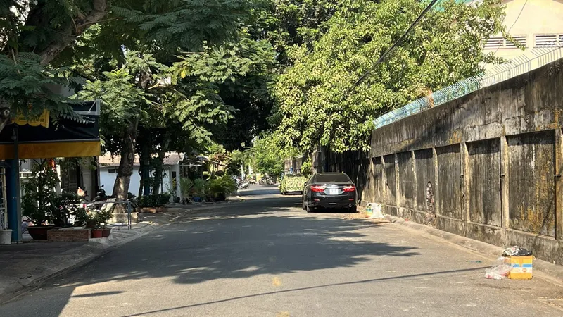 Bức tường cũ nằm trên phần đất dành cho vỉa hè ở đường số 11, khu phố 4, phường P hước Bình, TP Thủ Đức, TPHCM