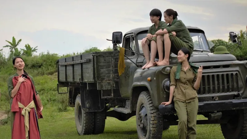 Bộ phim Bình minh đỏ của đạo diễn Nguyễn Thanh Vân khắc họa hình ảnh đội nữ lái xe đầu tiên trên đường Trường Sơn