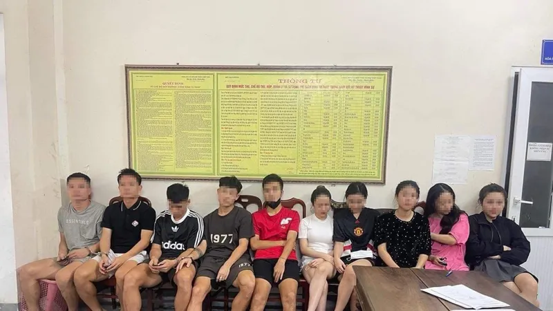 Các đối tượng tại cơ quan công an. Ảnh: Công an Hà Tĩnh cung cấp