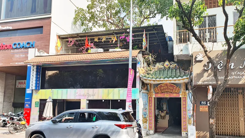 Mặt tiền miếu Bà bị chiếm dụng thành quán ăn nhậu, hát hò...