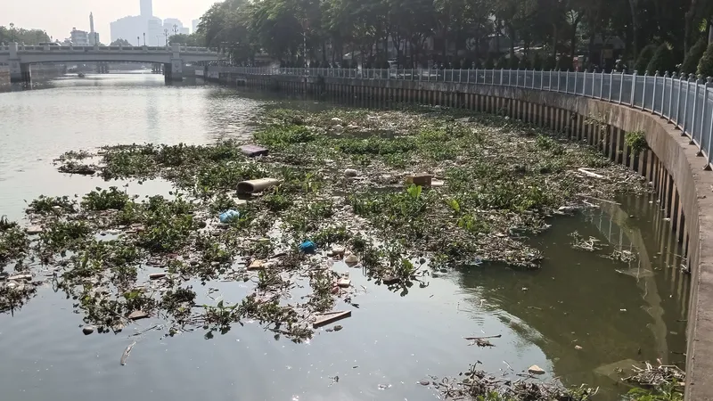 Mỗi ngày, người dân xả ra kênh Nhiêu Lộc - Thị Nghè (TPHCM) khoảng 10.000 tấn rác. Ảnh: MINH HẢI