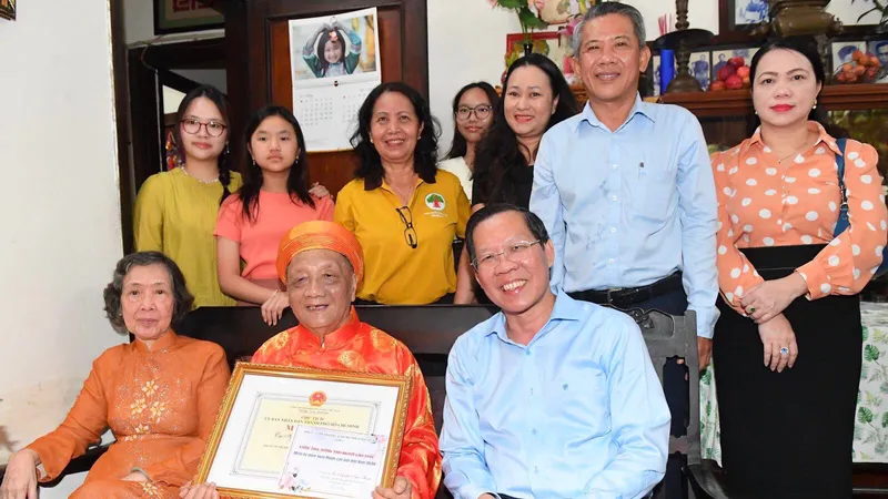 Chủ tịch UBND TPHCM Phan Văn Mãi đến thăm, chúc thọ người cao tuổi trên địa bàn quận 3, TPHCM, tháng 6-2023. Ảnh: VIỆT DŨNG