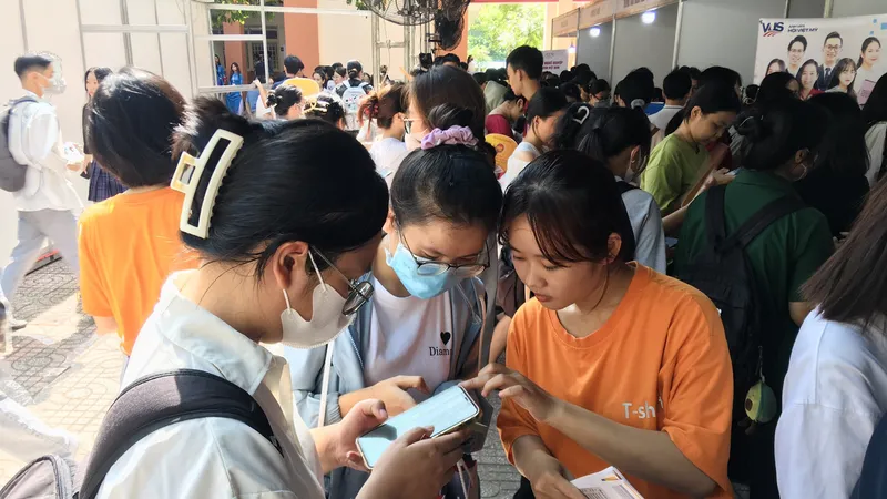 Các bạn sinh viên quét mã QR tìm hiểu thông tin doanh nghiệp tại Ngày hội tuyển dụng nhân văn 2024