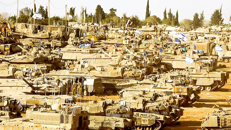 Xe tăng của Israel tập kết gần khu vực giáp biên giới giữa Israel và Dải Gaza ngày 9-5. Ảnh: REUTERS