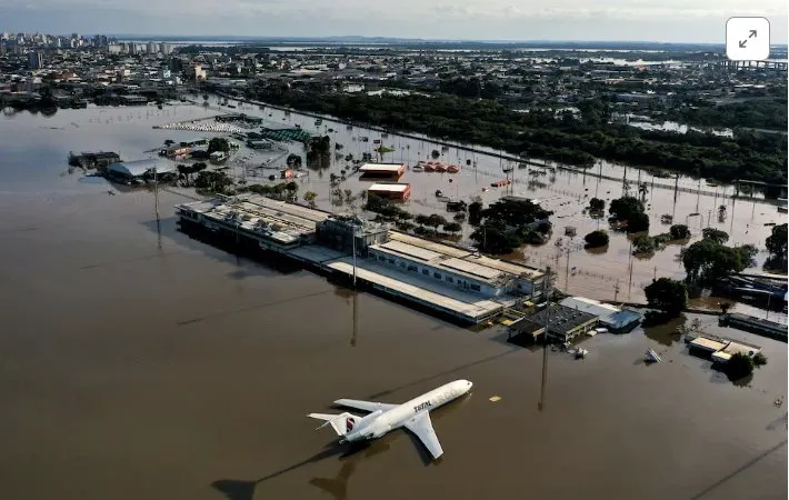 Một chiếc máy bay chở hàng tại sân bay Quốc tế Salgado Filho ở Porto Alegre, bang Rio Grande do Sul, Brazil, ngày 7-5. Ảnh: Reuters