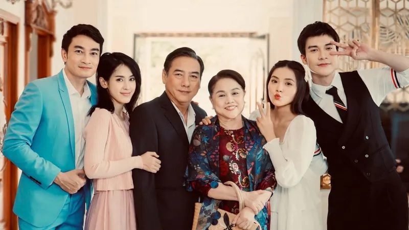 Nghệ sĩ Thành Hội (thứ 3, từ trái qua) và Ái Như (thứ 4, từ trái qua) cùng các diễn viên trẻ trong phim đang quay Màu của tình yêu. Ảnh: ĐPCC