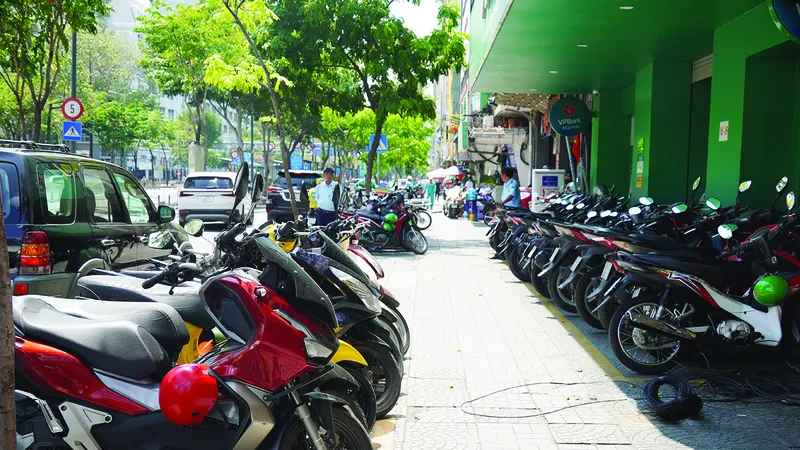 Vỉa hè đường Hàm Nghi (phường Nguyễn Thái Bình, quận 1, TPHCM) sau khi được sơn kẻ vạch để thí điểm thu phí vỉa hè. Ảnh: THU HƯỜNG