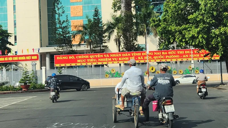 Xe máy đẩy xe ba gác