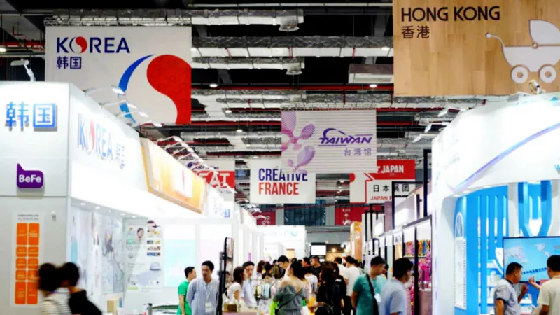 Một hội chợ thương mại ở Thượng Hải, Trung Quốc với sự tham gia của các doanh nghiệp Hàn Quốc và Nhật Bản. Ảnh: CNA