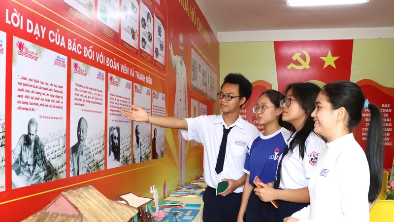 Học sinh Trường THPT Phú Nhuận (quận Phú Nhuận, TPHCM) tìm hiểu về cuộc đời, sự nghiệp của Bác Hồ tại Không gian văn hóa Hồ Chí Minh ngay tại trường Ảnh: THÁI PHƯƠNG