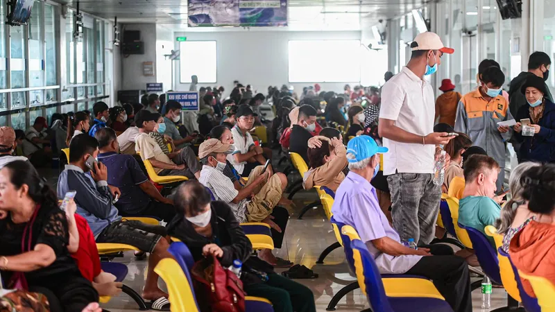 Người bệnh chờ đợi tại Bệnh viện Ung bướu TPHCM cơ sở 2. Ảnh: GIAO LINH