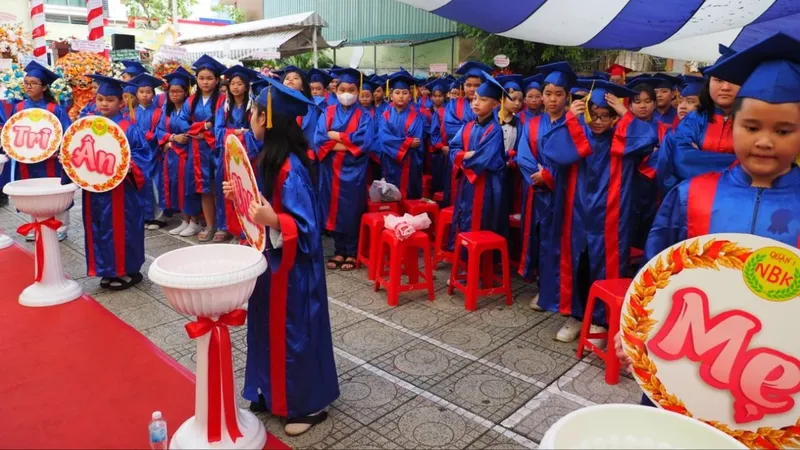Xúc động lễ tri ân và trưởng thành của học sinh lớp 5 