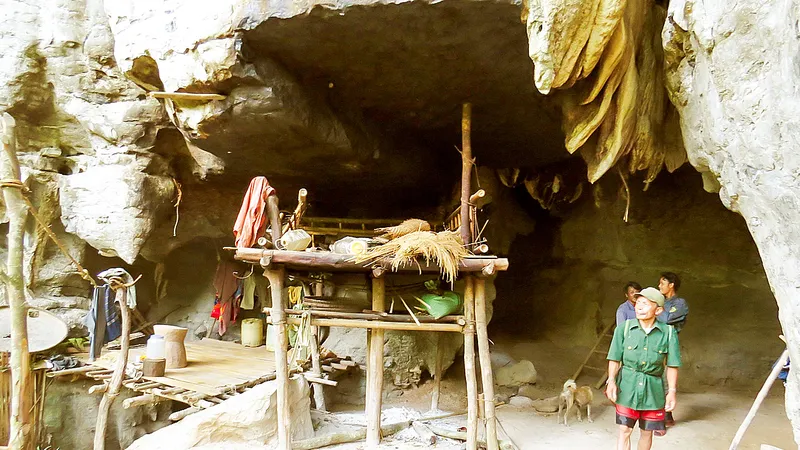 Hang Khe Chim, hang ở chính trong 10 hang đá ông bà Đinh Nê chọn ở. Ảnh: MINH PHONG