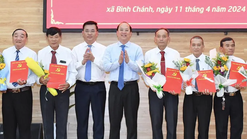 Phó Bí thư Thường trực Thành ủy TPHCM Nguyễn Hồ Hải chúc mừng các đồng chí Bí thư chi bộ ấp ở xã Bình Chánh (huyện Bình Chánh, TPHCM) nhận nhiệm vụ. Ảnh: VIỆT DŨNG