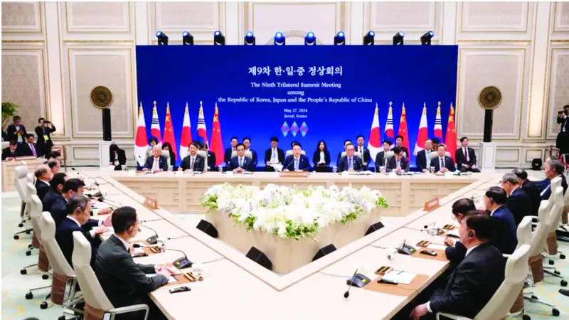 Tổng thống Hàn Quốc Yoon Suk Yeol, Thủ tướng Nhật Bản Fumio Kishida và Thủ tướng Trung Quốc Lý Cường tại Hội nghị Thượng đỉnh ba bên lần thứ 9. Ảnh: Yonhap