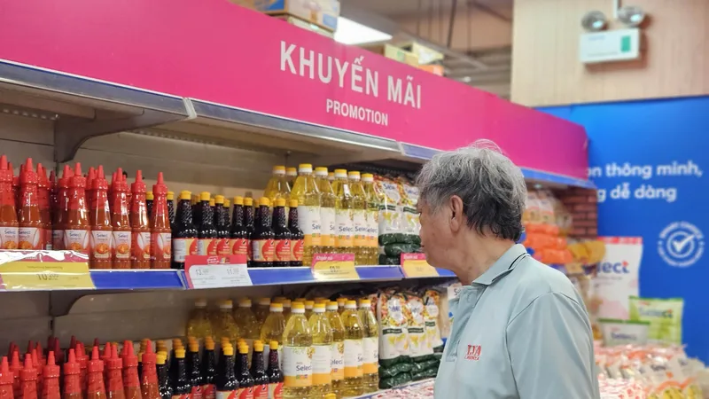 Hàng giảm giá thu hút nhiều khách hàng mua sắm