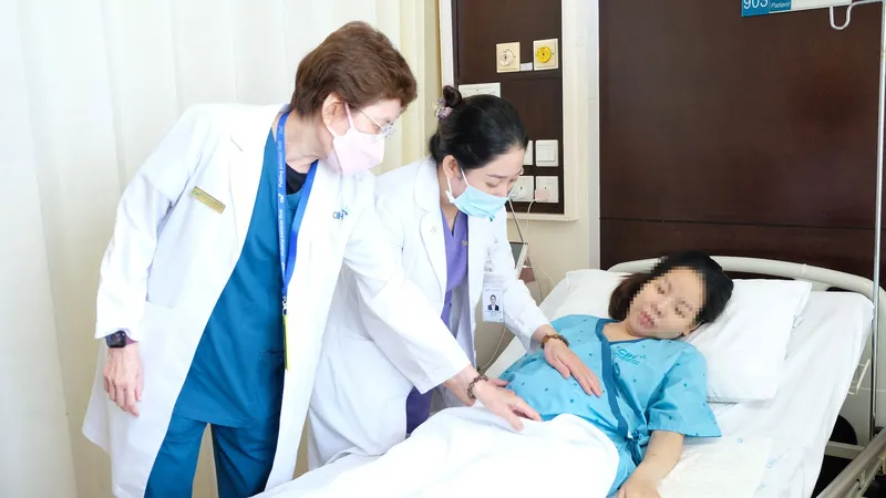 Các bác sĩ đang thăm khám cho sản phụ