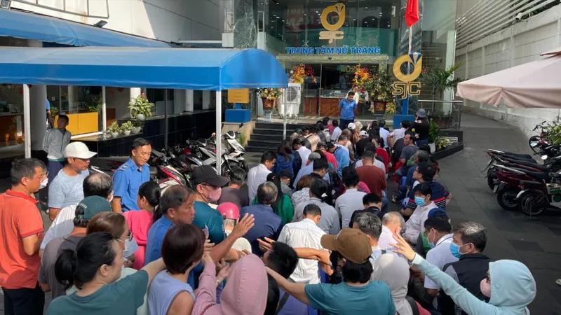 Khách hàng mua vàng ở Công ty SJC (ảnh: Hoàng Hùng)