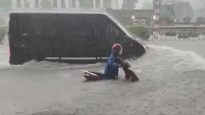 Nguyên nhân mưa lớn, biến Quảng Ninh - Hải Phòng thành biển nước mênh mông