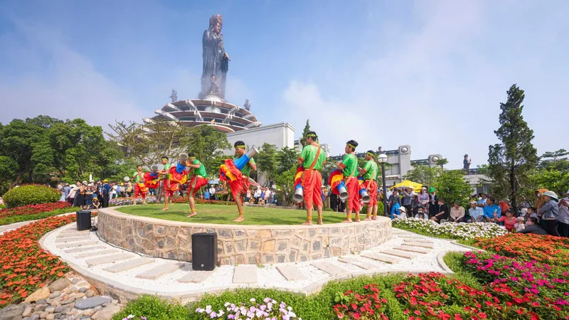 Hoạt động biểu diễn văn hóa nghệ thuật tại khu du lịch núi Bà Đen. Ảnh: HẢI TRIỀU