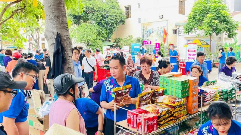 Người tiêu dùng mua sắm sản phẩm xanh của Saigon Co.op