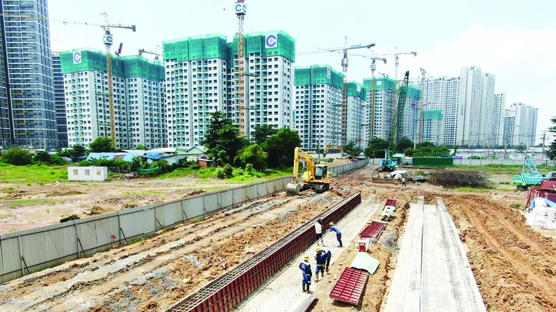 Thi công Dự án đường Vành đai 3, đoạn đi qua phường Long Bình, TP Thủ Đức, TPHCM. Ảnh: HOÀNG HÙNG